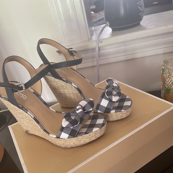 beautiful super comfortable I only wore them once - Picture 2 of 2
